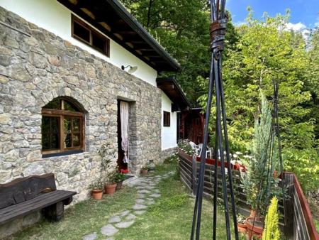 一棟貸しコテージ「石積みの家」